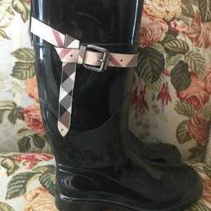 Burberry Rain Boots ✨sale today only✨